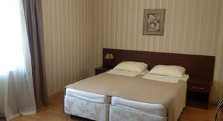 Гостиница Guest House Krasnogvardeyskaya 41 Геленджик Двухместный номер с 1 кроватью или 2 отдельными кроватями + дополнительной кроватью-6